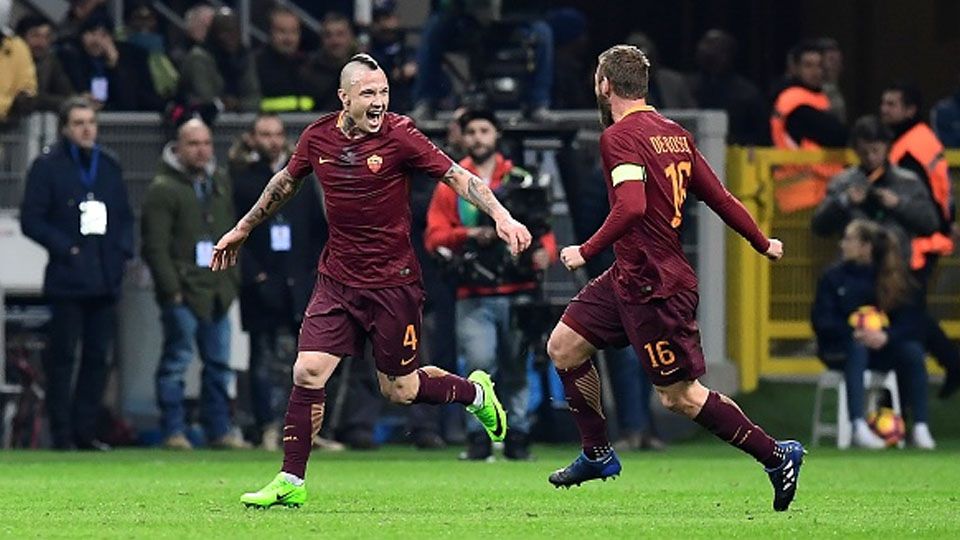 Radja Nainggolan melakukan selebrasi usai cetak gol ke gawang lawan. Copyright: &copy; Getty Images